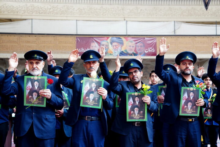 عهد بیعت خادمان حرم بانوی کرامت با سومین رهبر انقلاب