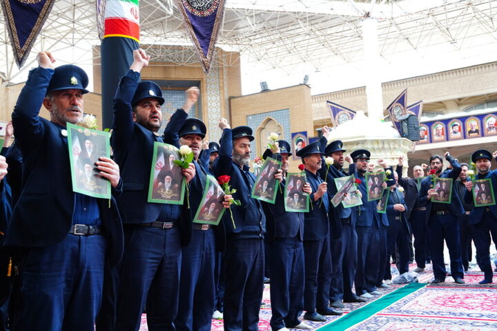 عهد بیعت خادمان حرم بانوی کرامت با سومین رهبر انقلاب