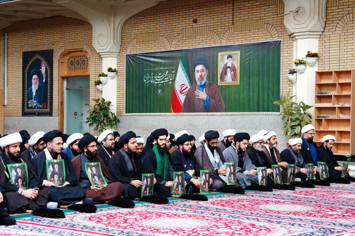 عهد بیعت خادمان حرم بانوی کرامت با سومین رهبر انقلاب