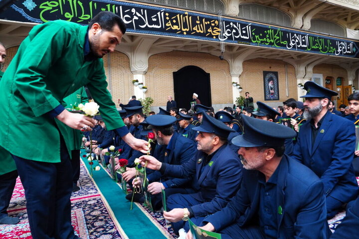 عهد بیعت خادمان حرم بانوی کرامت با سومین رهبر انقلاب