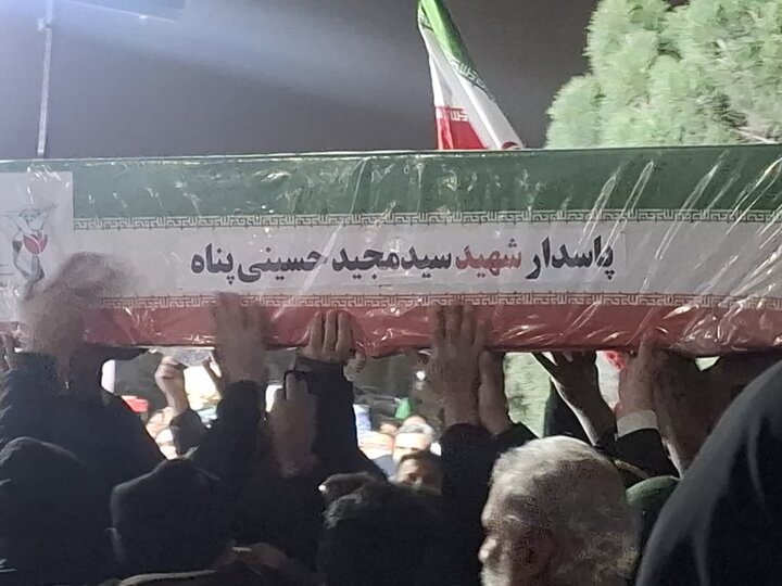 تصاویر/ اجتماع مردمی بیعت با رهبری سوم همراه با وداع چهار شهید مدافع وطن درکاشان