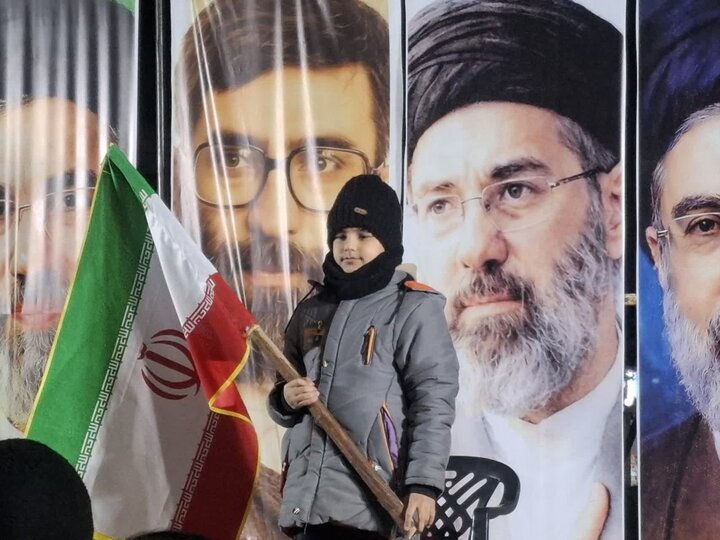 تصاویر/ اجتماع مردمی بیعت با رهبری سوم همراه با وداع چهار شهید مدافع وطن درکاشان