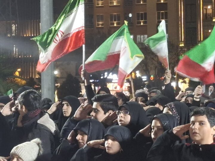 تصاویر/ اجتماع مردمی بیعت با رهبری سوم همراه با وداع چهار شهید مدافع وطن درکاشان