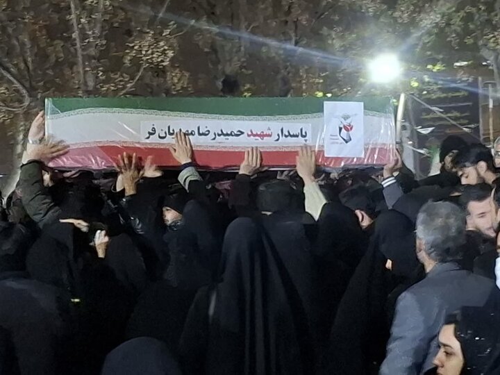 تصاویر/ اجتماع مردمی بیعت با رهبری سوم همراه با وداع چهار شهید مدافع وطن درکاشان
