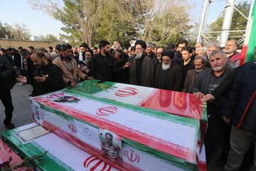 بدرقه شهدا نه با اشک و غم بلکه با شعار حیدر حیدر