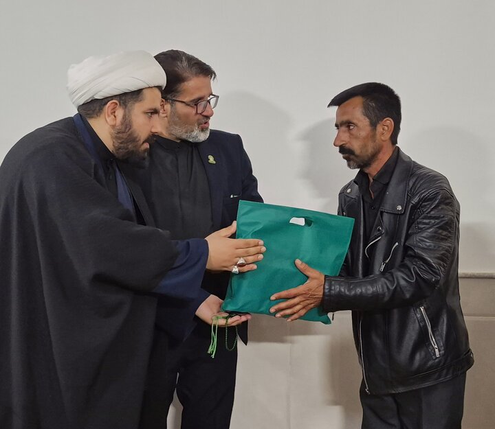 ادای احترام خادمان حرم بانوی کرامت به خانواده شهدای جنگ تحمیلی رمضان