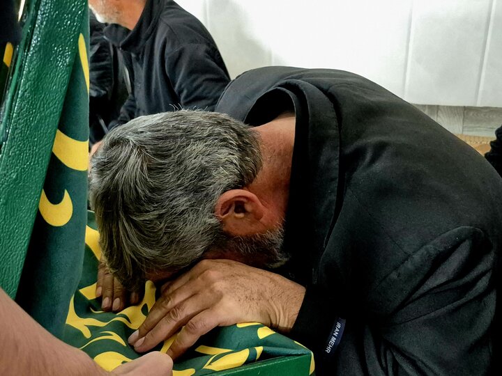 ادای احترام خادمان حرم بانوی کرامت به خانواده شهدای جنگ تحمیلی رمضان