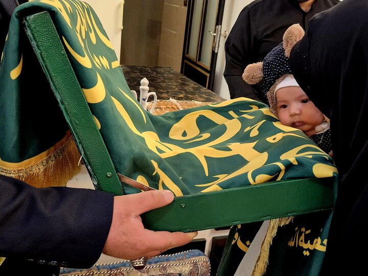ادای احترام خادمان حرم بانوی کرامت به خانواده شهدای جنگ تحمیلی رمضان