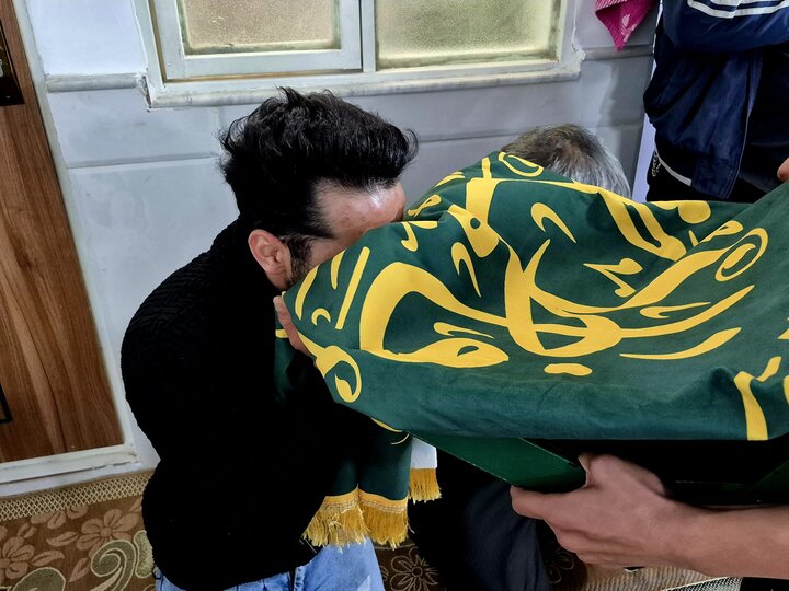 ادای احترام خادمان حرم بانوی کرامت به خانواده شهدای جنگ تحمیلی رمضان