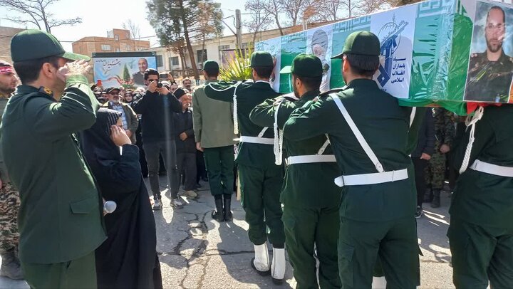 تصاویری از تشییع پیکر پاسدار شهید سید ابراهیم موسویان در الیگودرز