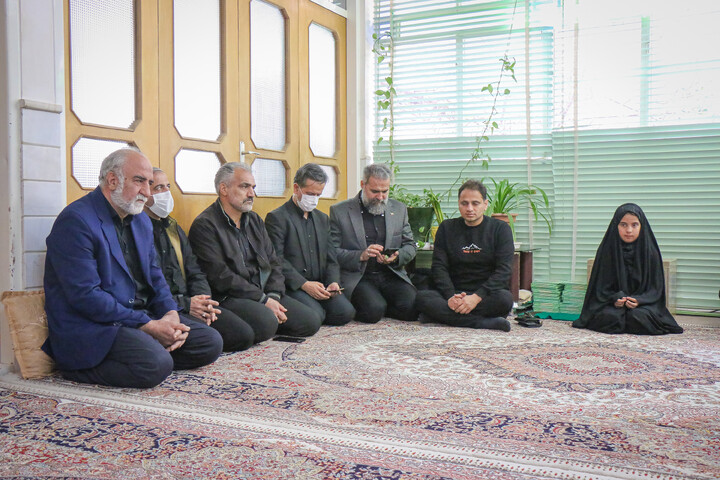 تصاویر/ عرض تسلیت و تبریک اهالی رسانه قم خدمت خانواده شهید سلیمی از همکاران رسانه‌ای