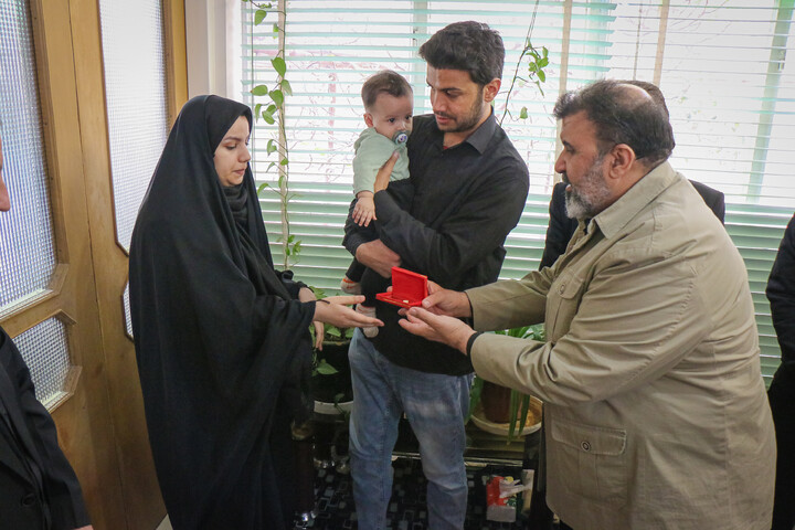 تصاویر/ عرض تسلیت و تبریک اهالی رسانه قم خدمت خانواده شهید سلیمی از همکاران رسانه‌ای