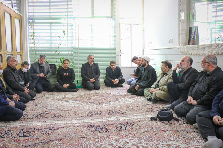 تصاویر/ عرض تسلیت و تبریک اهالی رسانه قم خدمت خانواده شهید سلیمی از همکاران رسانه‌ای