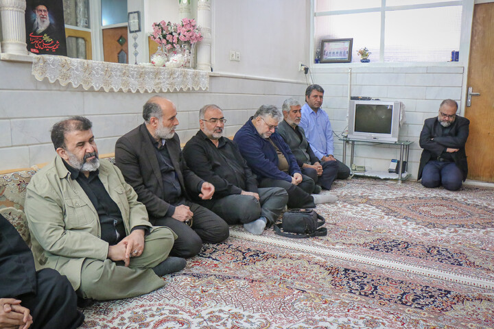 تصاویر/ عرض تسلیت و تبریک اهالی رسانه قم خدمت خانواده شهید سلیمی از همکاران رسانه‌ای