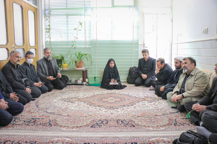 تصاویر/ عرض تسلیت و تبریک اهالی رسانه قم خدمت خانواده شهید سلیمی از همکاران رسانه‌ای