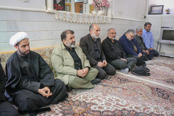 تصاویر/ عرض تسلیت و تبریک اهالی رسانه قم خدمت خانواده شهید سلیمی از همکاران رسانه‌ای