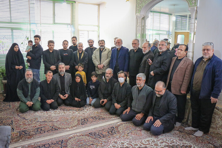 تصاویر/ عرض تسلیت و تبریک اهالی رسانه قم خدمت خانواده شهید سلیمی از همکاران رسانه‌ای