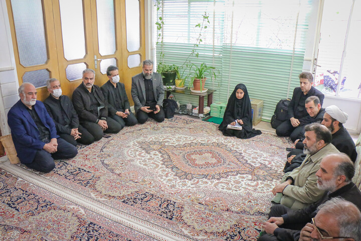 تصاویر/ عرض تسلیت و تبریک اهالی رسانه قم خدمت خانواده شهید سلیمی از همکاران رسانه‌ای