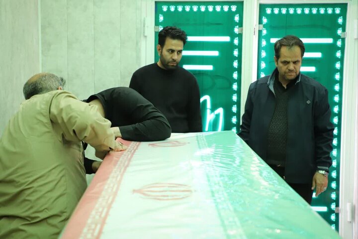 تصاویر/آماده سازی پیکر مطهر شهدا توسط خادمان و خادمیاران شهدا در اراک