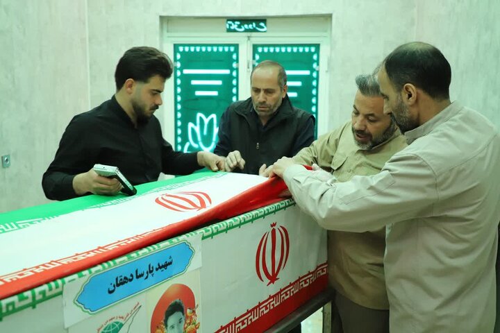 تصاویر/آماده سازی پیکر مطهر شهدا توسط خادمان و خادمیاران شهدا در اراک
