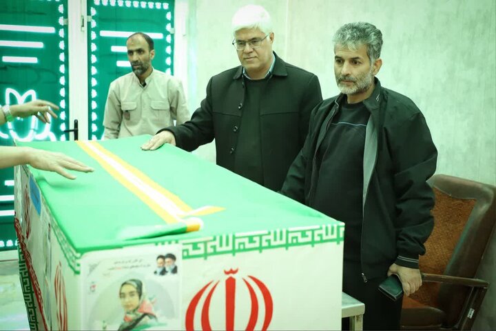 تصاویر/آماده سازی پیکر مطهر شهدا توسط خادمان و خادمیاران شهدا در اراک