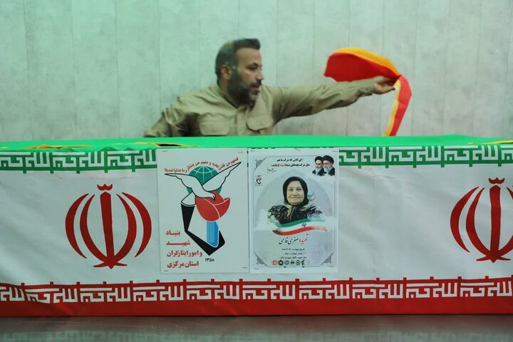 تصاویر/آماده سازی پیکر مطهر شهدا توسط خادمان و خادمیاران شهدا در اراک