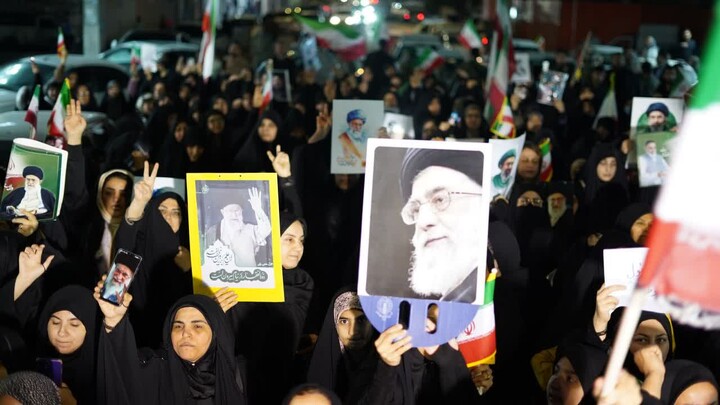 تصاویر/خروش اهالی باغیرت کوی ملت اهواز در بیعت با سومین رهبر انقلاب اسلامی ایران