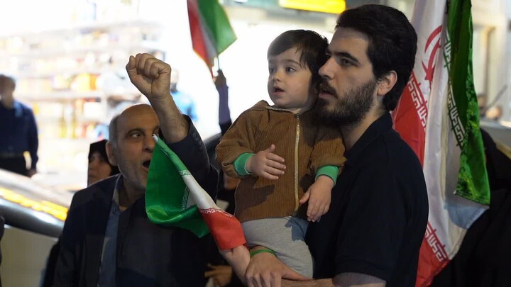 تصاویر/خروش اهالی باغیرت کوی ملت اهواز در بیعت با سومین رهبر انقلاب اسلامی ایران