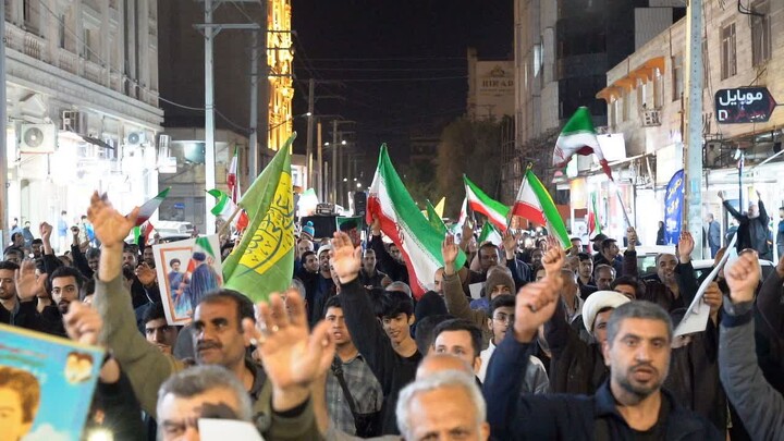 تصاویر/خروش اهالی باغیرت کوی ملت اهواز در بیعت با سومین رهبر انقلاب اسلامی ایران
