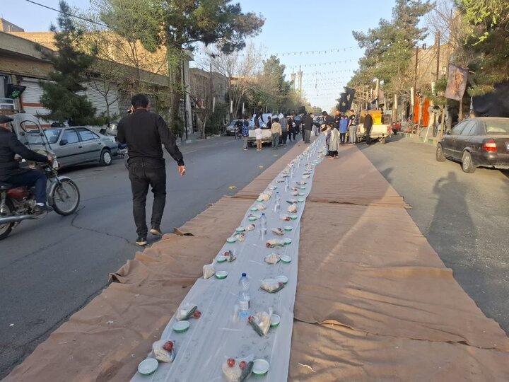 تصاویر/ بزرگترین سفره افطاری به طول یک کیلومتر در کاشان