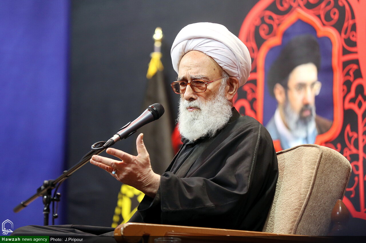 امروز روز استقامت و ایستادگی ملت ایران در برابر مستکبران عالم است