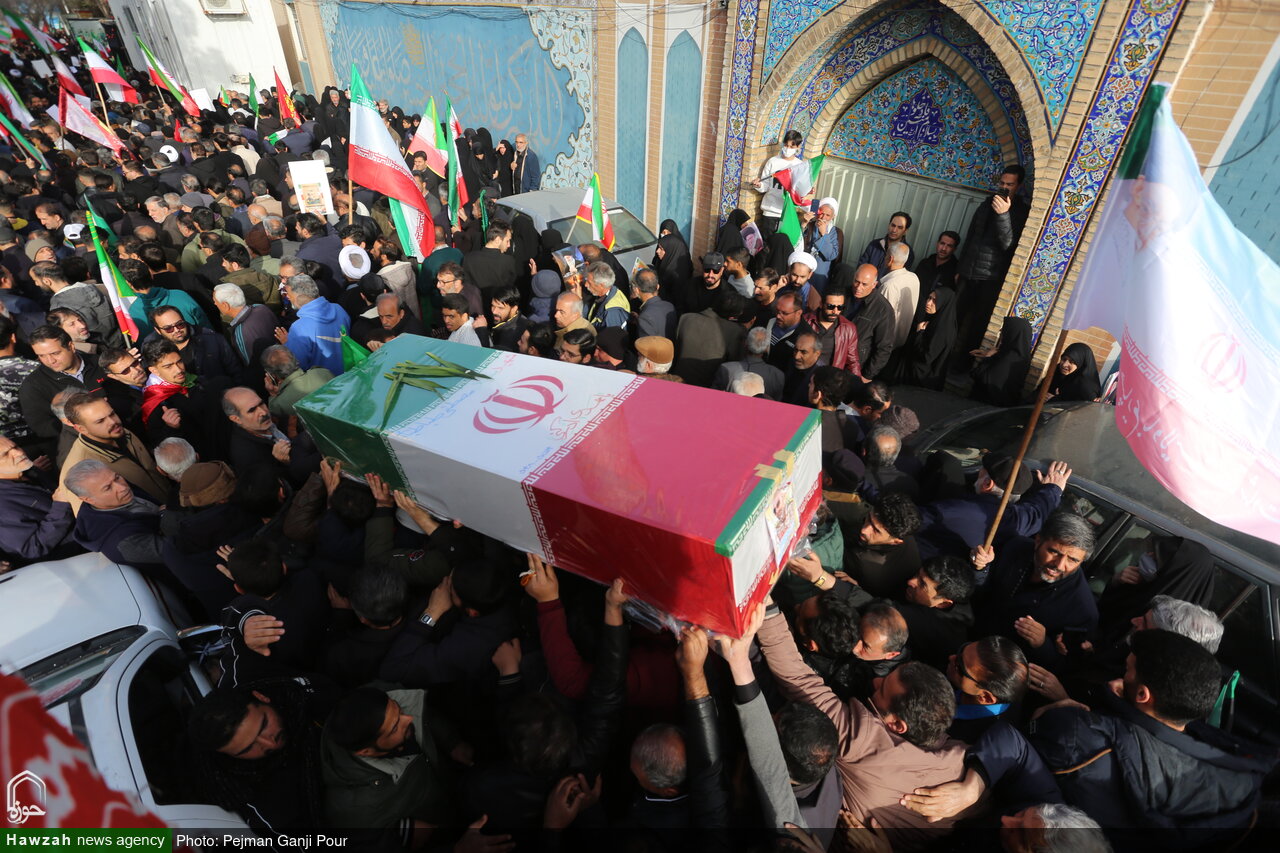 بدرقه شهدا نه با اشک و غم بلکه با شعار حیدر حیدر
