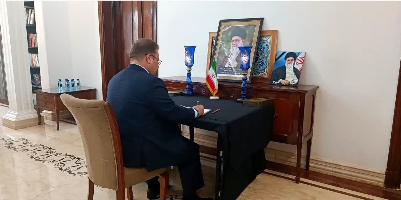 سفیر روسیه در کنیا پیام تسلیت خود را در سفارت ایران در نایروبی  تسلیم کرد
