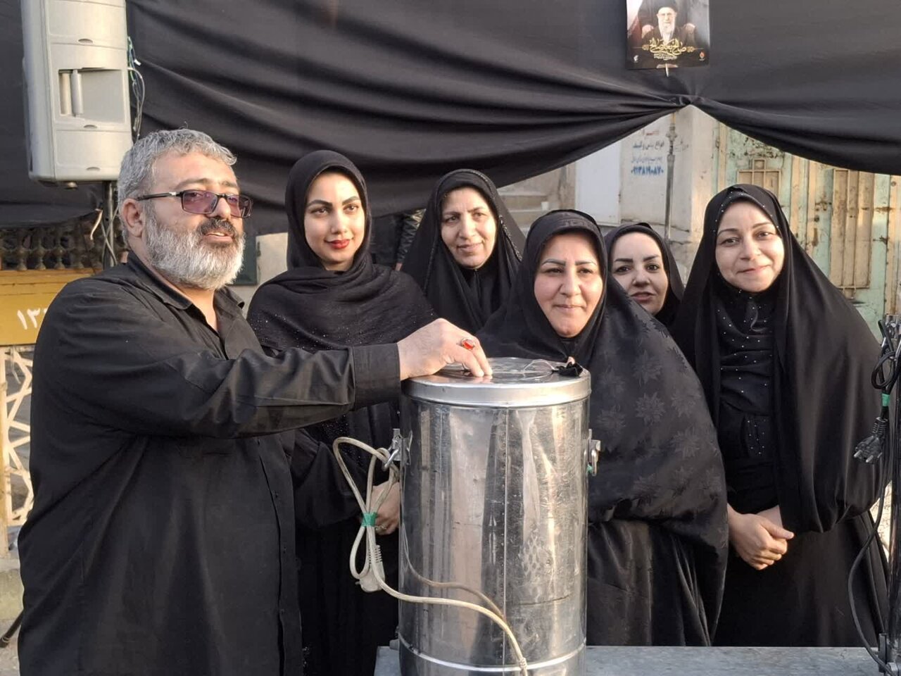 بزرگترین سفره افطاری به طول یک کیلومتر درخیابان امام خمینی(ره) کاشان پهن شد
