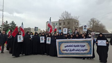 طلاب مدرسه علمیه زینب‌کبری(س) ارومیه پای کار فعالیت‌های جهادی در ماه مبارک رمضان +تصاویر