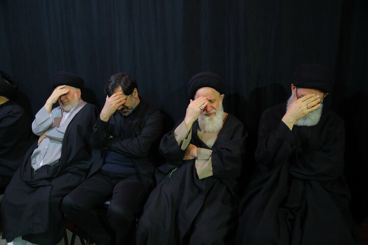 تصاویر / مراسم بزرگداشت رهبر شهید در بیت آیت الله العظمی سیستانی در قم