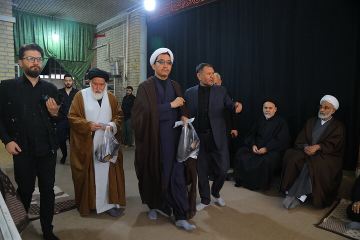 تصاویر / مراسم بزرگداشت رهبر شهید در بیت آیت الله العظمی سیستانی در قم