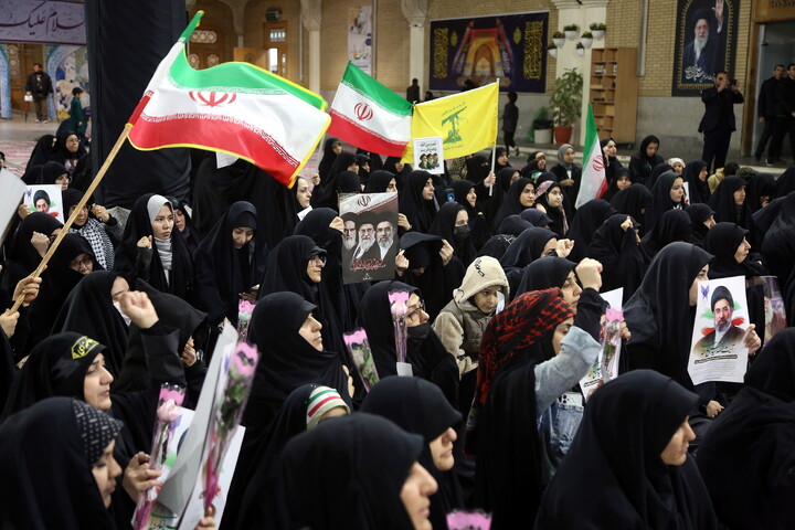 تصاویر/ اجتماع دانشگاهیان استان قم و بیعت با مقام معظم رهبری در حرم مطهر
