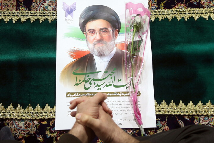 تصاویر/ اجتماع دانشگاهیان استان قم و بیعت با مقام معظم رهبری در حرم مطهر