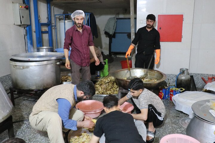 تصاویر/ افطاری در پنج مسجد محله همزمان با شهادت حضرت علی علیه السلام در ارومیه