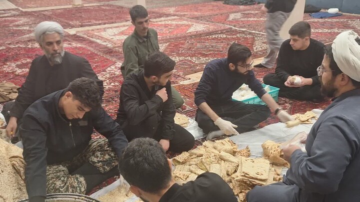 تصاویر/ فعالیت گروه جهادی مدرسه علمیه امیرالمؤمنین علیه‌السلام تبریز با هدف تبیین جایگاه ولایت فقیه