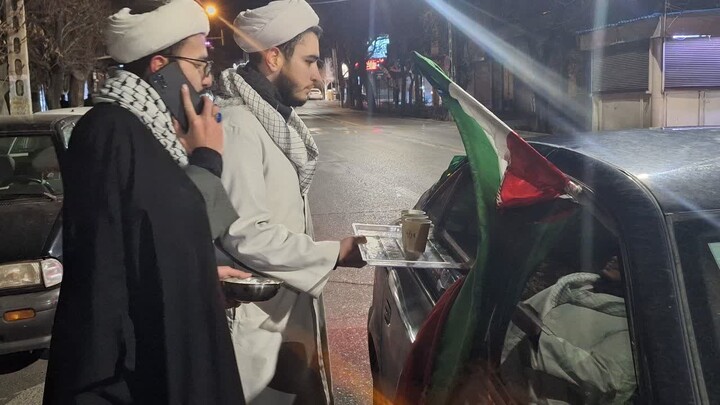 تصاویر/ فعالیت گروه جهادی مدرسه علمیه امیرالمؤمنین علیه‌السلام تبریز با هدف تبیین جایگاه ولایت فقیه
