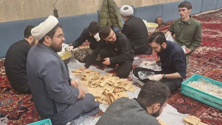 تصاویر/ فعالیت گروه جهادی مدرسه علمیه امیرالمؤمنین علیه‌السلام تبریز با هدف تبیین جایگاه ولایت فقیه