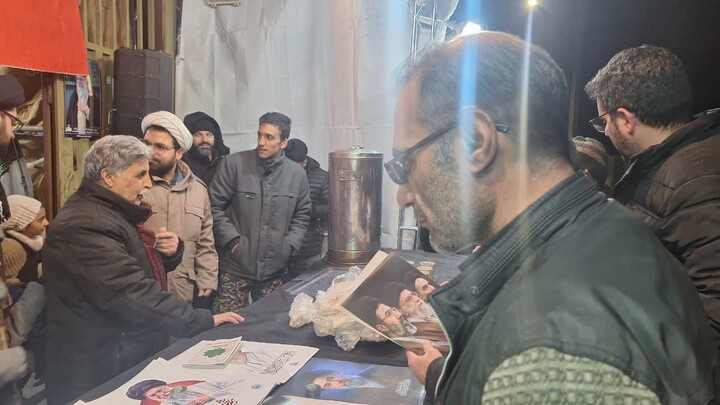 تصاویر/ فعالیت گروه جهادی مدرسه علمیه امیرالمؤمنین علیه‌السلام تبریز با هدف تبیین جایگاه ولایت فقیه