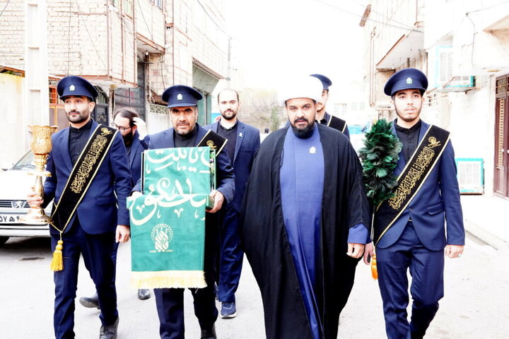تقدیر از خانواده دو شهید جنگ تحمیلی رمضان توسط خادمان حرم بانوی کرامت