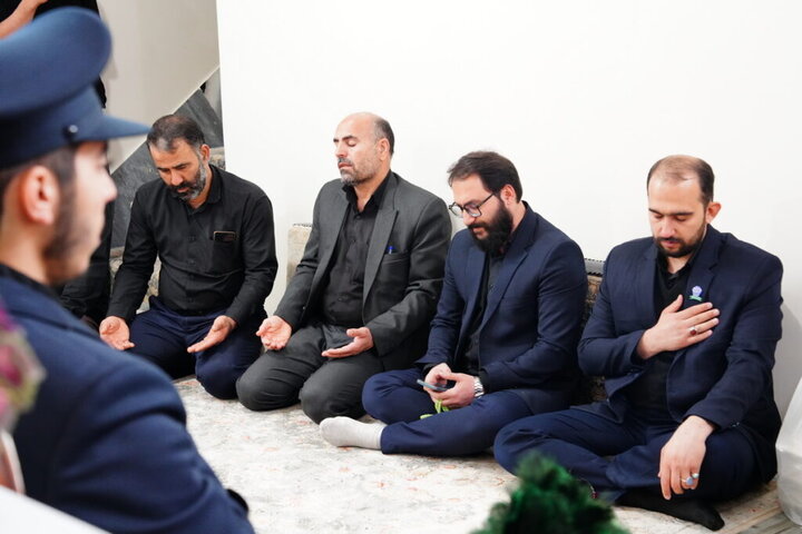 تقدیر از خانواده دو شهید جنگ تحمیلی رمضان توسط خادمان حرم بانوی کرامت