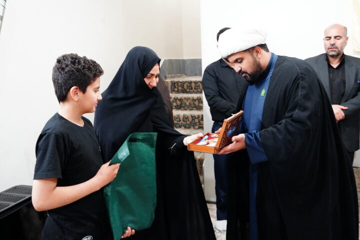 تقدیر از خانواده دو شهید جنگ تحمیلی رمضان توسط خادمان حرم بانوی کرامت