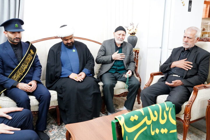 تقدیر از خانواده دو شهید جنگ تحمیلی رمضان توسط خادمان حرم بانوی کرامت