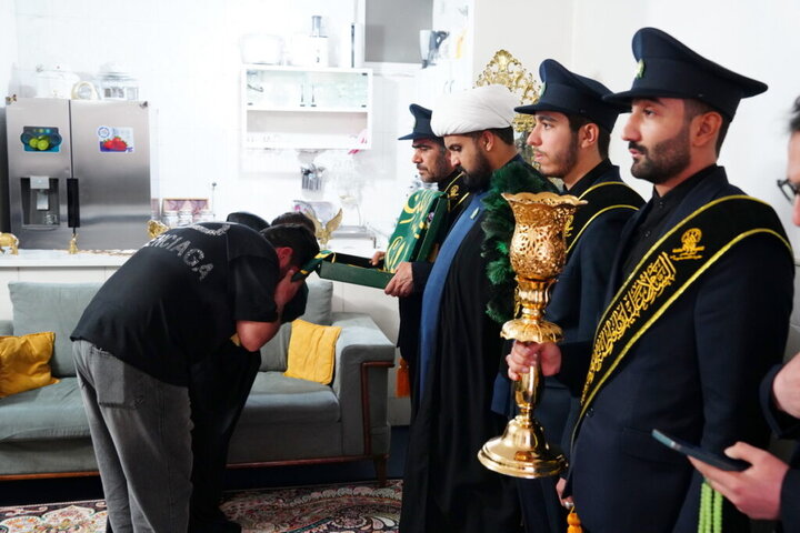 تقدیر از خانواده دو شهید جنگ تحمیلی رمضان توسط خادمان حرم بانوی کرامت