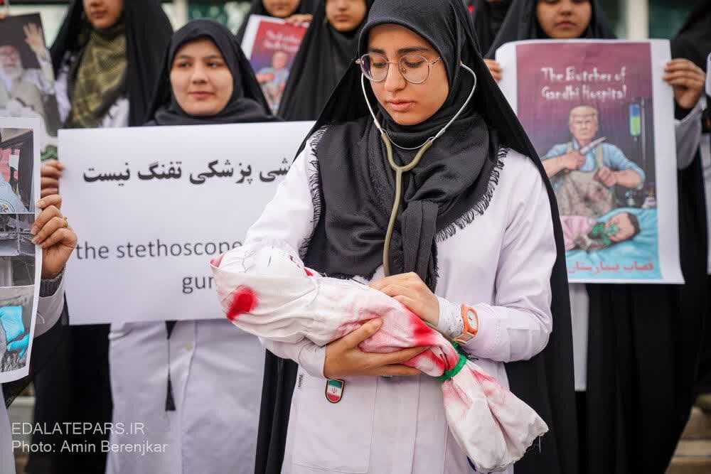 تجمع اعتراض آمیز دانشجویان دانشگاه علوم پزشکی شیراز در محکومیت تجاوز رژیم صهیونیستی